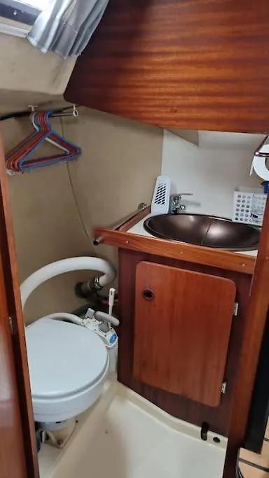 Dormir Num Veleiro Em Lisboa Botel